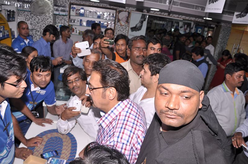 A protection officer holding a crowd back from a public figure